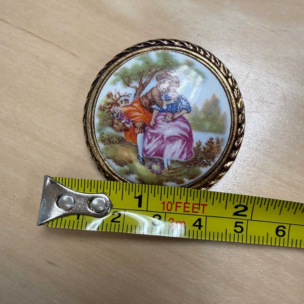 Vintage Courting Couple Porcelain Brooch with Romantic Scene - Picture 5 of 7